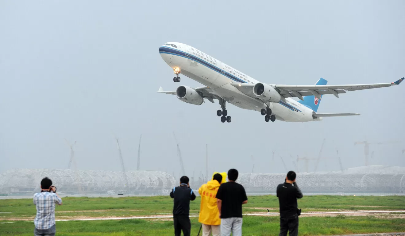 图为深圳宝安国际机场一架飞机在跑道上起飞。